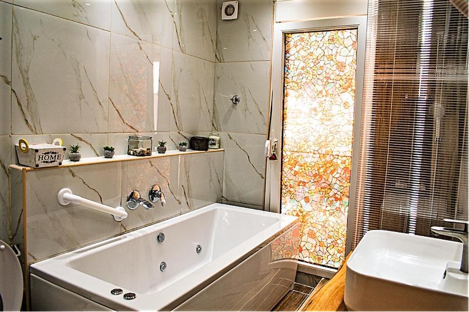 Kassandrou Suite Hot Tub-Jakuzzi - 2 Bedrooms - Big Balcony - Center Tesalonika Bagian luar foto